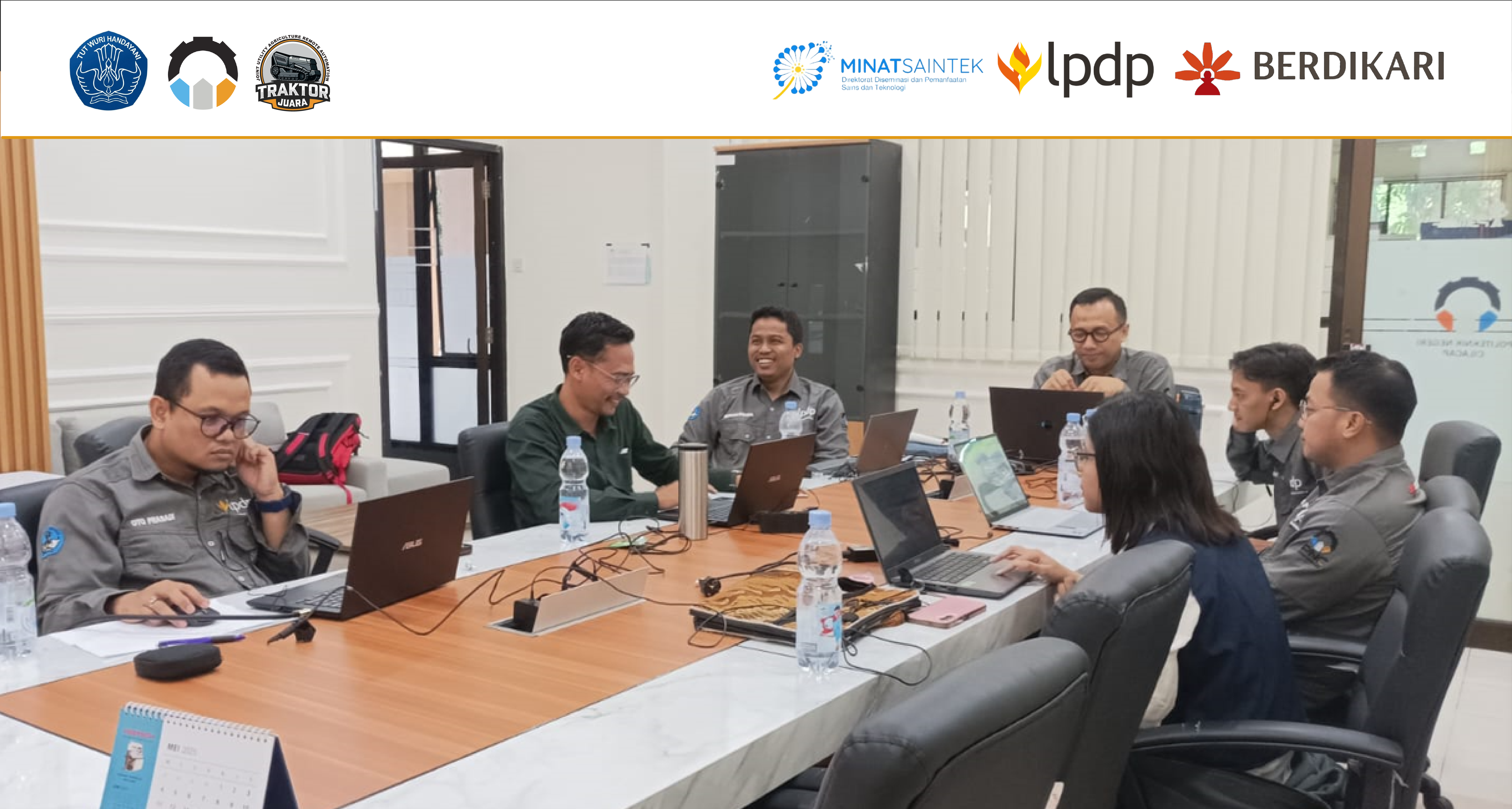 𝐌𝐨𝐧𝐢𝐭𝐨𝐫𝐢𝐧𝐠 𝐝𝐚𝐧 𝐄𝐯𝐚𝐥𝐮𝐚𝐬𝐢 𝐄𝐤𝐬𝐭𝐞𝐫𝐧𝐚𝐥 𝐏𝐫𝐨𝐠𝐫𝐚𝐦 𝐁𝐞𝐫𝐝𝐢𝐤𝐚𝐫𝐢: 𝐌𝐞𝐧𝐠𝐮𝐚𝐭𝐤𝐚𝐧 𝐀𝐫𝐚𝐡, 𝐃𝐚𝐦𝐩𝐚𝐤, 𝐝𝐚𝐧 𝐓𝐫𝐚𝐧𝐬𝐩𝐚𝐫𝐚𝐧𝐬𝐢